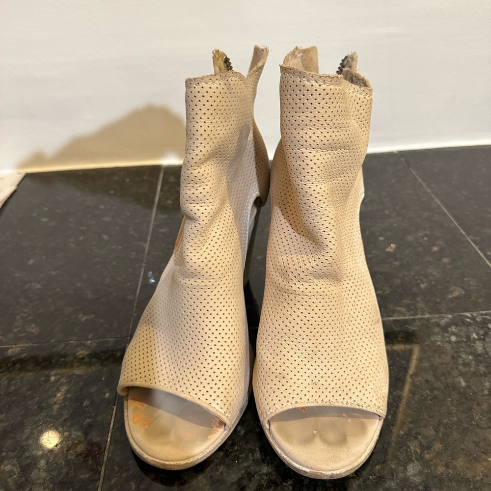Booties. - Picture 2 of 5